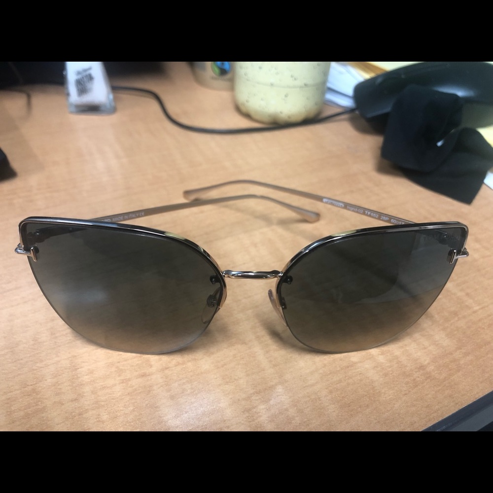 Tom Ford sunglasses mint condition. Green/rose gold, comes with dust cloth/case.